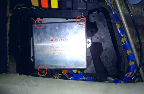 Гайки крепления блока управления